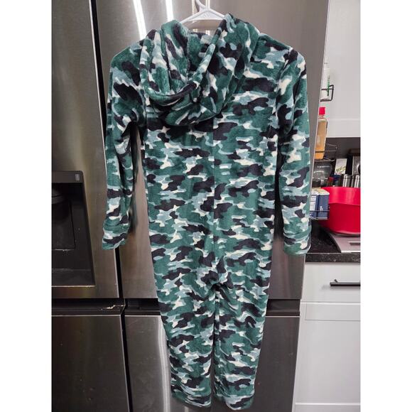 5/$15 Dark Green Camo Hoodied Onesie - dip - S (6-7) - Picture 2 of 4